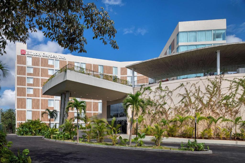 坎昆Hilton Garden Inn Cancun Airport的一座棕榈树建筑