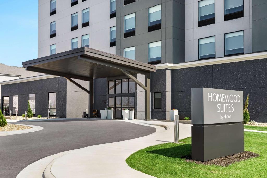 斯普林菲尔德Homewood Suites By Hilton Springfield Medical District的大楼前的酒店标志