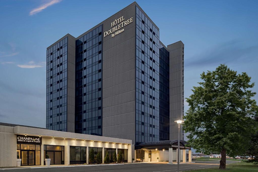 潘特克莱尔Doubletree By Hilton Pointe Claire Montreal Airport West的建筑的 ⁇ 染