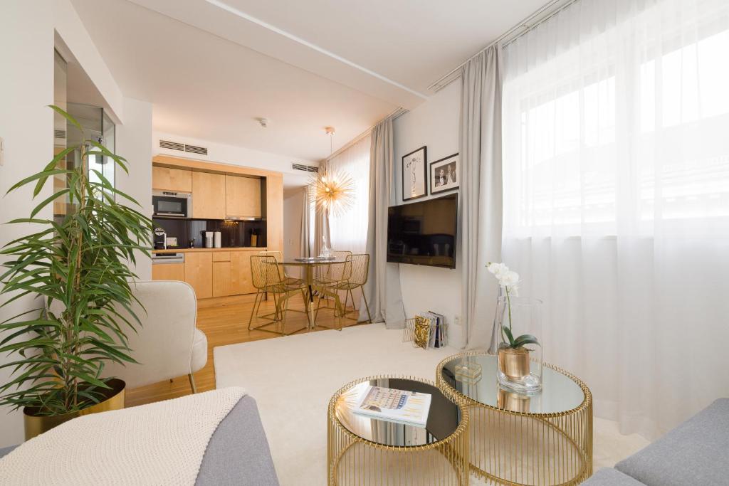 维也纳Rafael Kaiser - Premium Apartments City Centre - Contactless 24h Check-In的客厅配有沙发和桌子