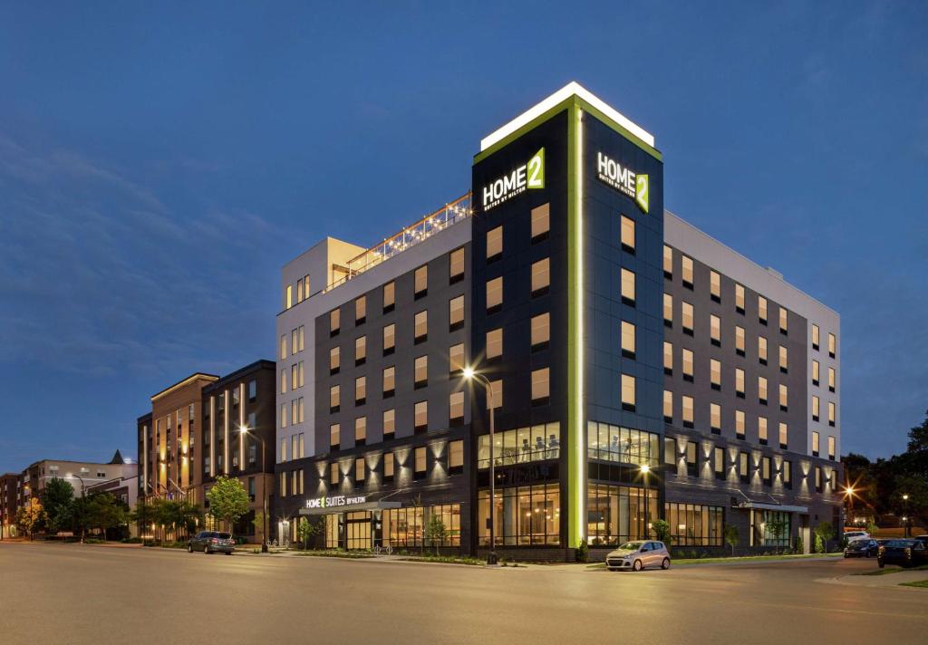 明尼阿波利斯Home2 Suites By Hilton Minneapolis University Area的一座酒店大楼,上面有标志