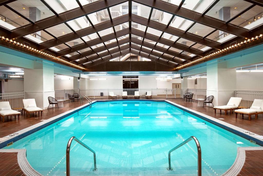 阿普尔顿Hilton Appleton Paper Valley的大型室内游泳池,设有大型天花板
