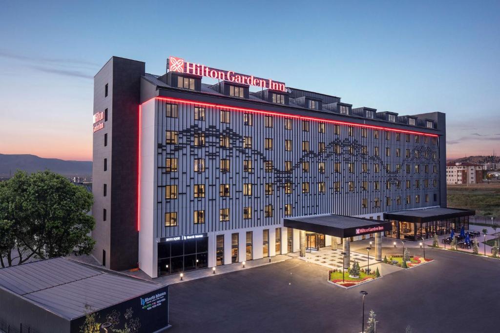 埃尔祖鲁姆Hilton Garden Inn Erzurum的一座大建筑的侧面带有心灵