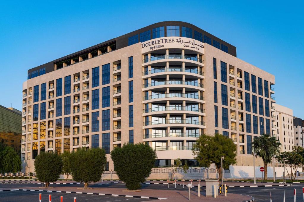 多哈DoubleTree by Hilton Doha Downtown的建筑物前部的 ⁇ 染