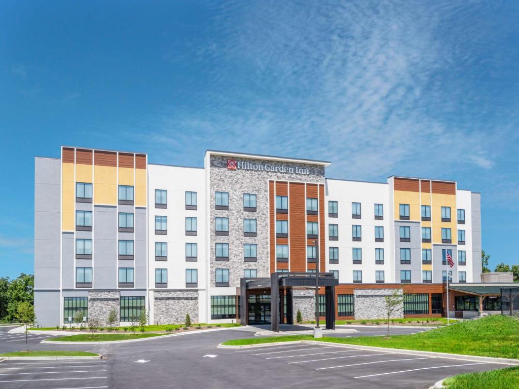 杰斐逊维尔Hilton Garden Inn Jeffersonville, In的停车场酒店 ⁇ 染