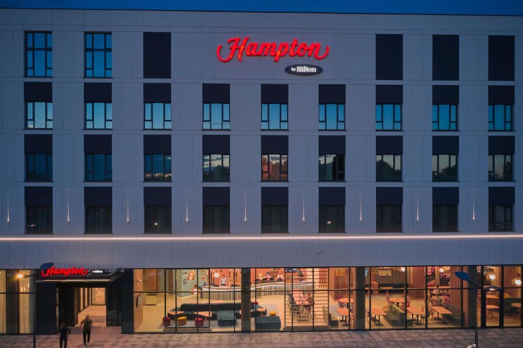 斯瓦任兹Hampton By Hilton Poznan Swarzedz的旁边设有药房标志的建筑