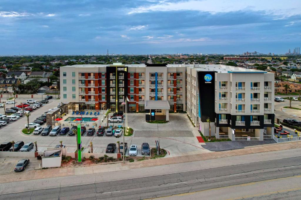 加尔维斯敦Home2 Suites Galveston, Tx的享有大楼空中景色,设有停车场