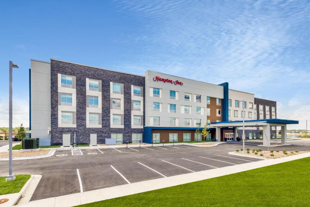 堪萨斯城Hampton Inn Kansas City Southeast, Mo的停车场酒店 ⁇ 染