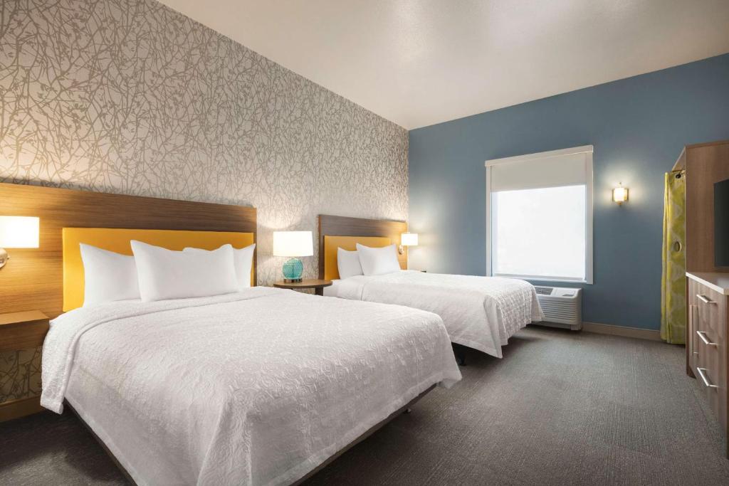 科罗拉多斯普林斯Home2 Suites By Hilton Colorado Springs I-25 Central的酒店客房设有两张床和窗户。