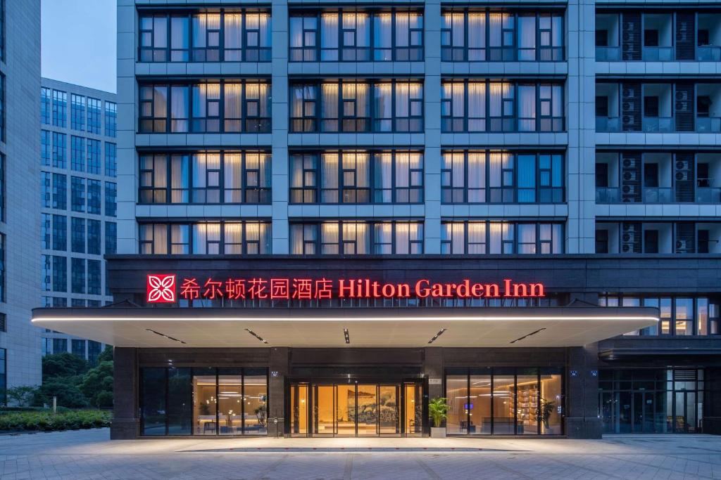杭州杭州萧山希尔顿花园酒店的一座建筑,上面标有读取希尔顿花园旅馆