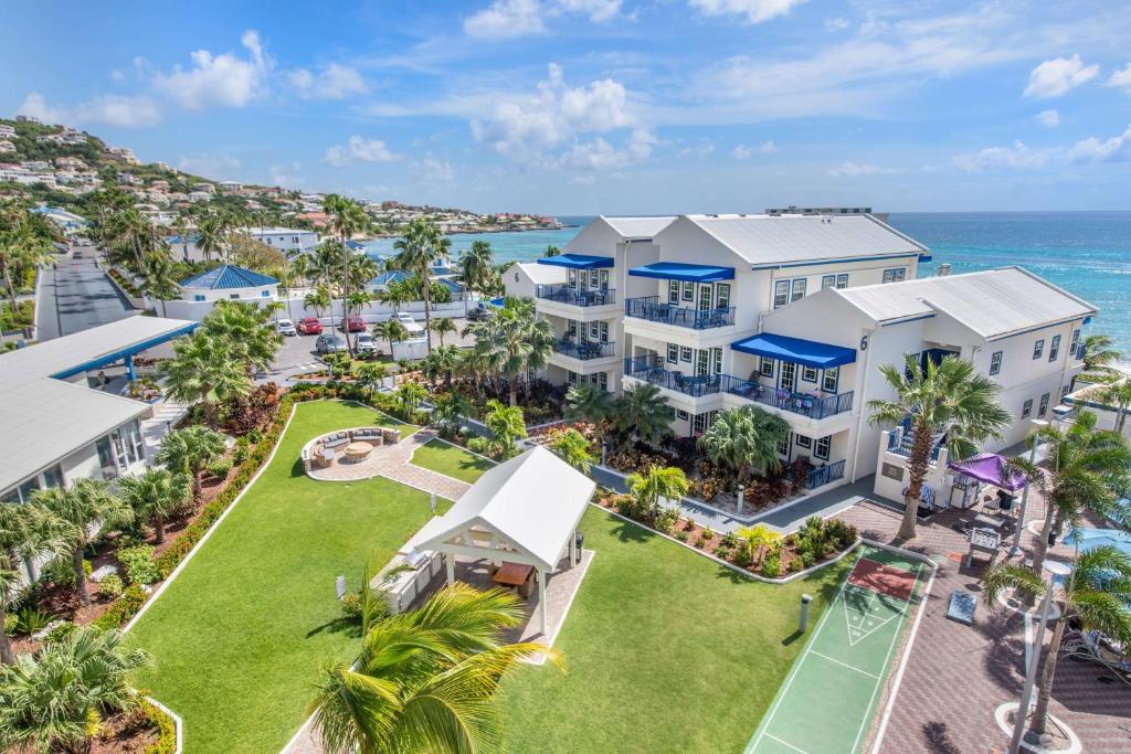 辛普森湾Hilton Vacation Club Flamingo Beach Sint Maarten的享有度假胜地的空中景致,以海洋为背景
