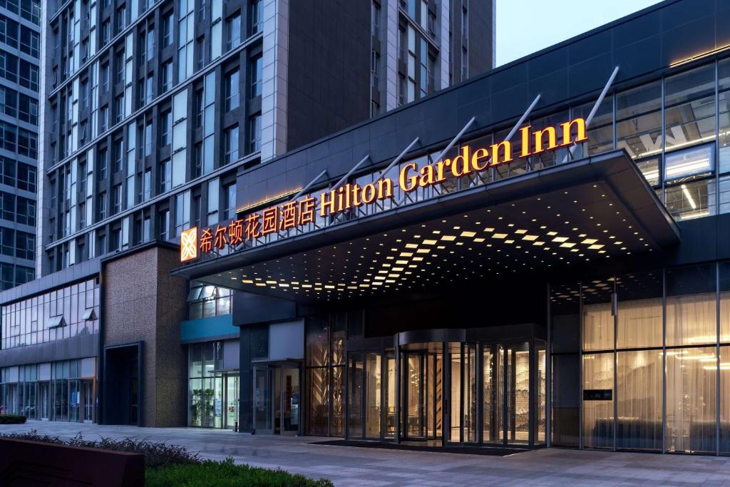 合肥合肥滨湖新区希尔顿花园酒店的一座建筑,上面有读美国花园旅馆