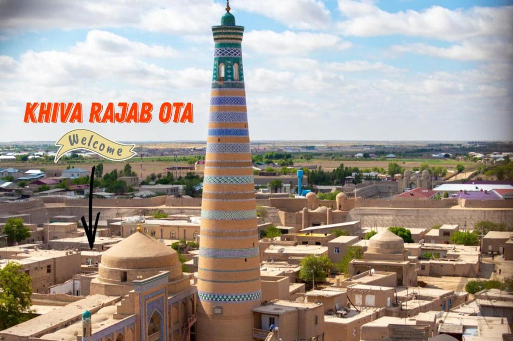 希瓦Khiva Rajab Ota的一座有高塔的城市中心清真寺