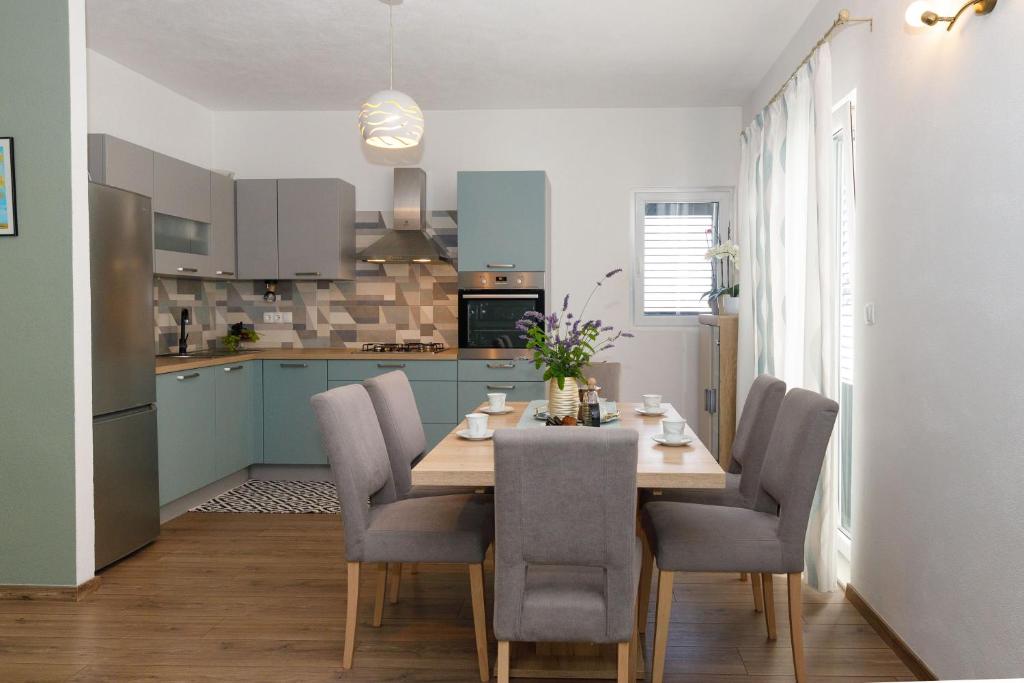 马卡尔斯卡Blue home的厨房配有餐桌和椅子