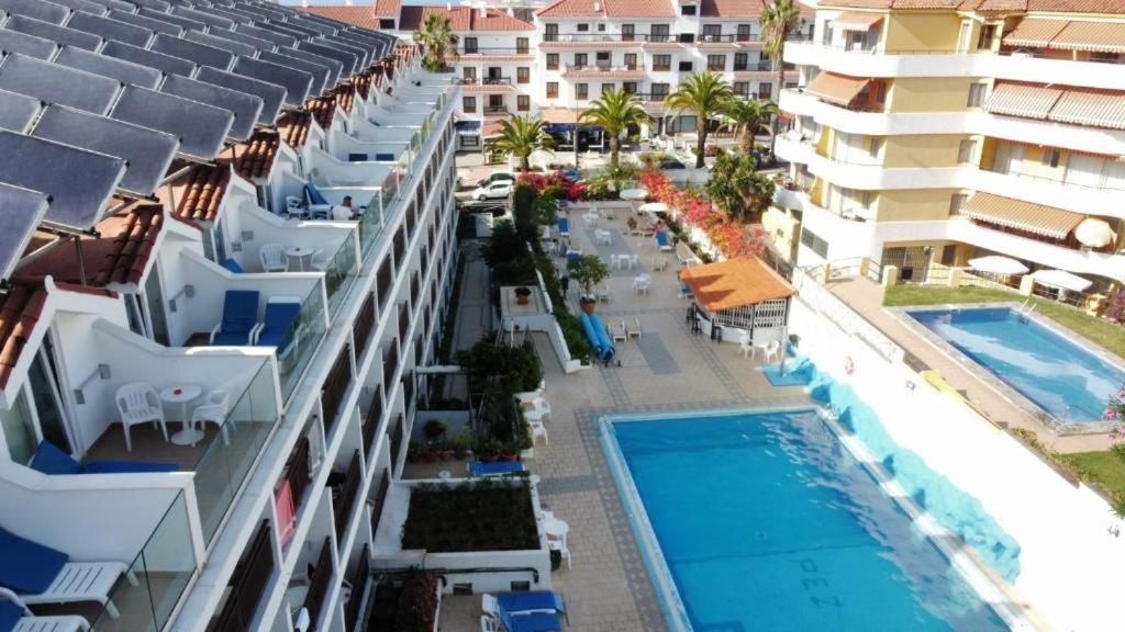 拉克鲁斯蓝之鱼公寓式酒店的享有带游泳池的度假村的空中景致