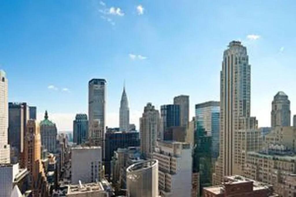 纽约Luxurious 1BD Apartment Steps from Times Square的享有城市天际线和高楼的景色