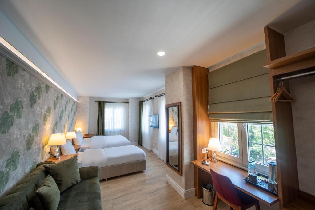 特拉布宗MELL City Hotel Trabzon的酒店客房,配有床和沙发