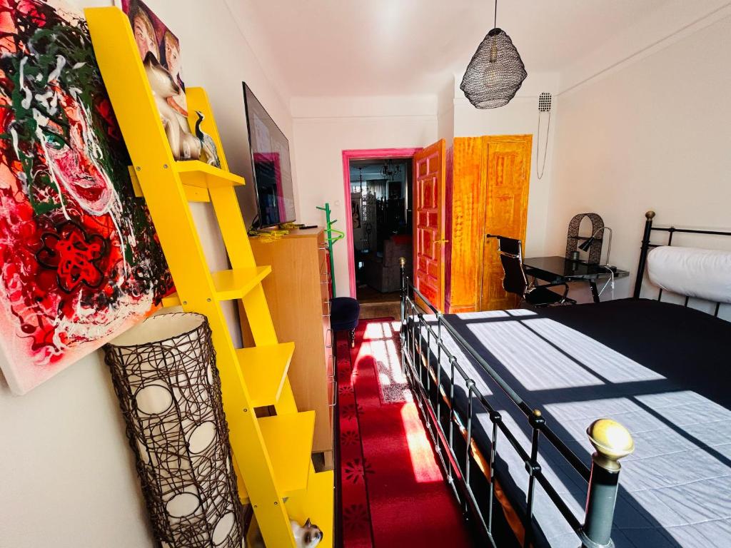 马尔默Stella's Home的一间设有床和黄色架子的房间
