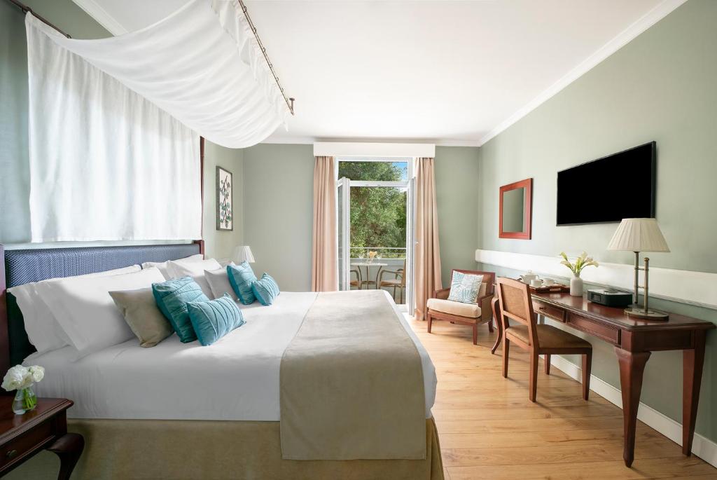 直布罗陀洛克酒店的卧室配有一张白色大床和一张书桌