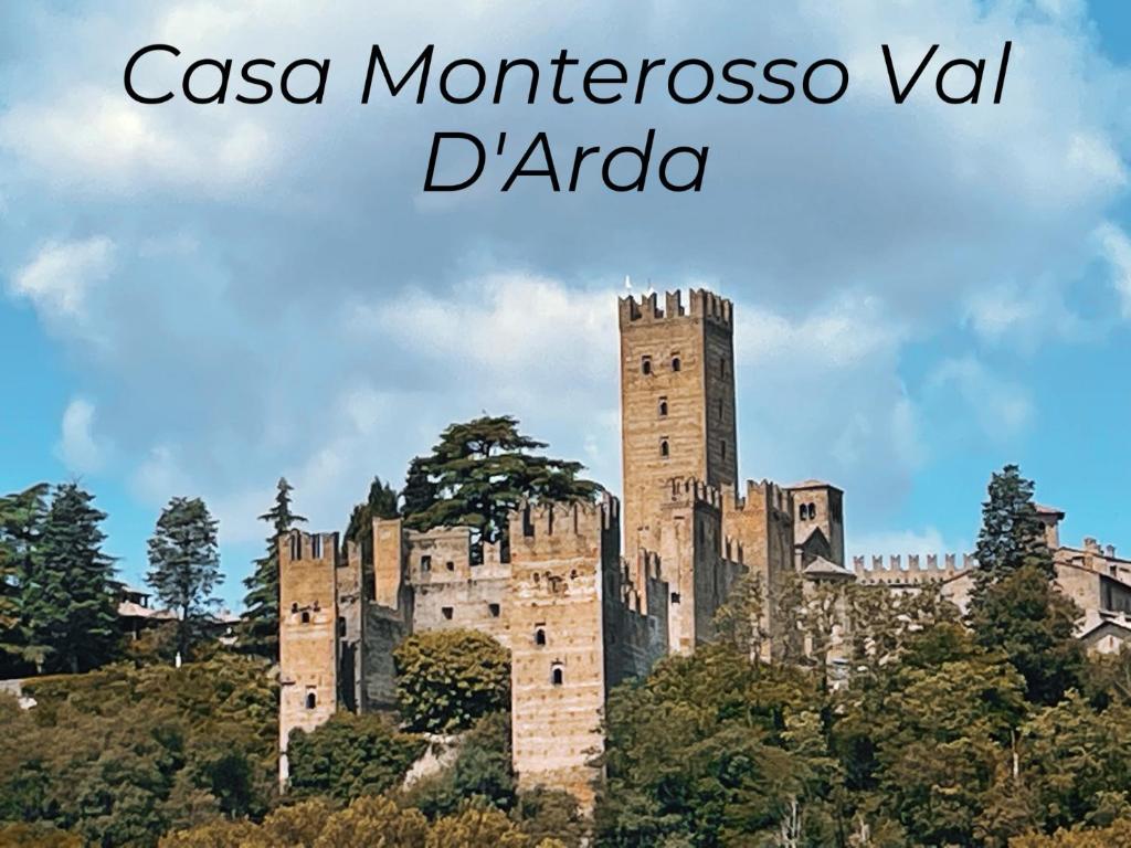 卡斯泰拉尔夸托Monterosso Val D’Arda的山丘上的城堡,带正文casa montessori vaderdar