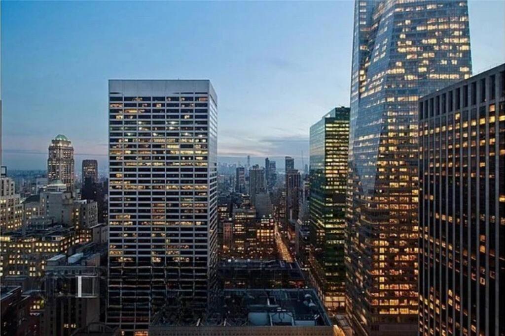 纽约Beautiful 2BD Apartment near Times Square的城市景观,拥有许多高高的建筑