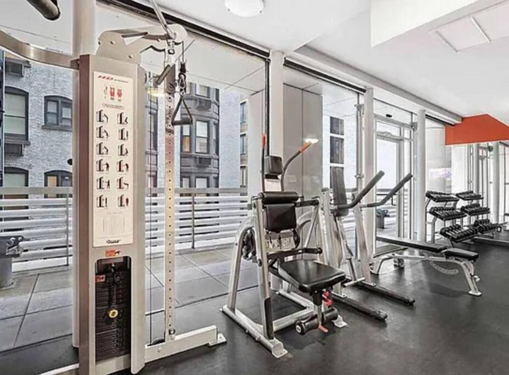 纽约Gorgeous One-Bedroom on 35th floor in Midtown的大楼内带跑步机和椭圆机的健身房