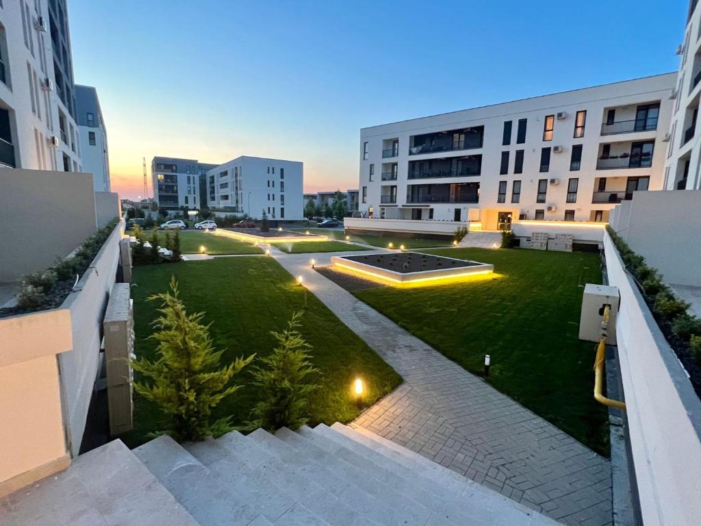 蒂米什瓦拉Modern Apartment in Timisoara的大楼庭院的空中景致