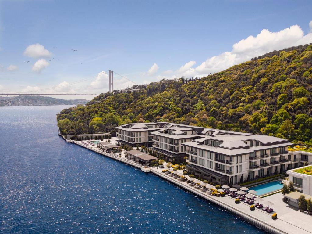 伊斯坦布尔Mandarin Oriental Bosphorus, Istanbul的水上度假村的空中景观