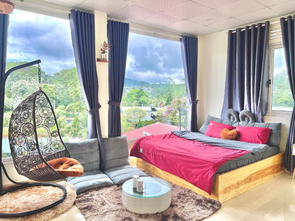 大叻Cloud River Homestay的一间卧室设有一张床和一个大窗户