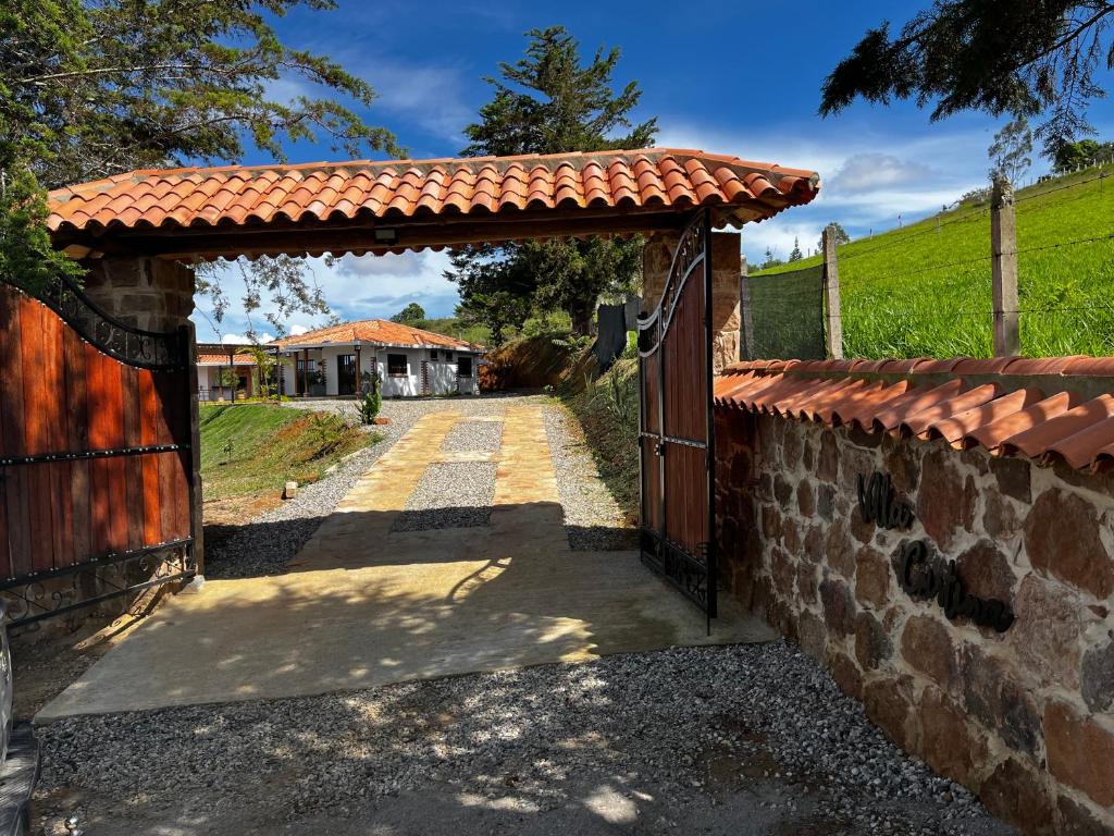 La FuenteFINCA VILLA CRISTINA的一座带门和石墙的房子的入口