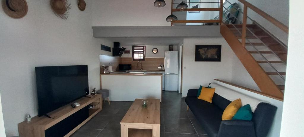 乐巴凯尔斯location maison de vacances jusqu&#39;à 6 personnes près du port et de la plage的带沙发和桌子的客厅