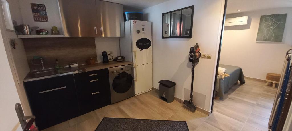乐巴凯尔斯location maison de vacances jusqu&#39;à 6 personnes près du port et de la plage的一间带水槽和冰箱的小厨房
