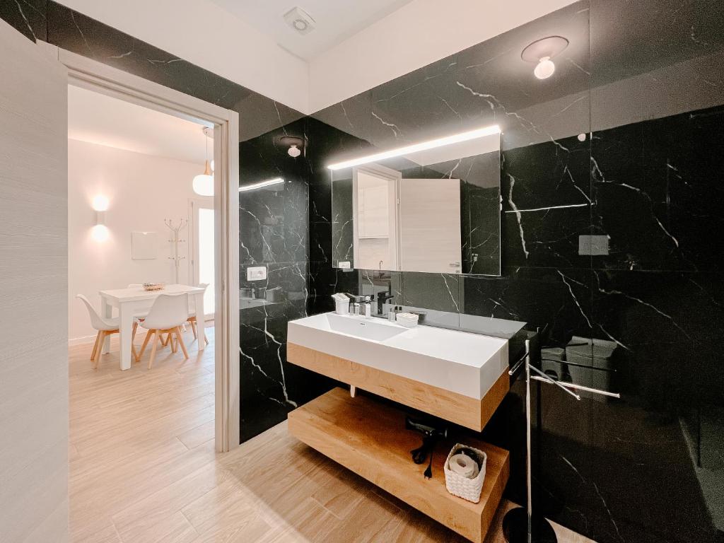 雷焦卡拉布里亚Villa Angelica - Casa Vacanze的一间带水槽和黑色墙壁的浴室
