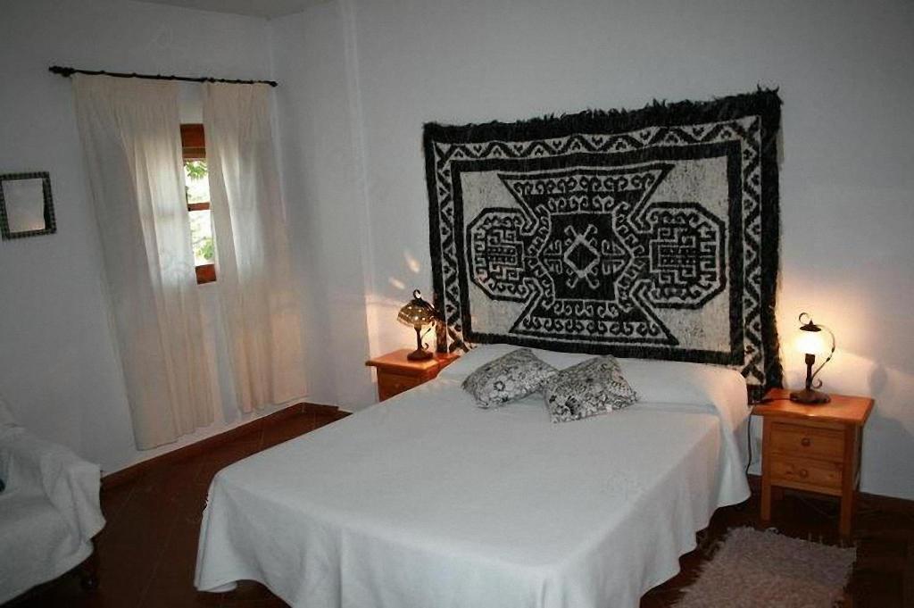 布维翁富恩特乡村民宿的一间卧室配有一张带黑白毯子的床
