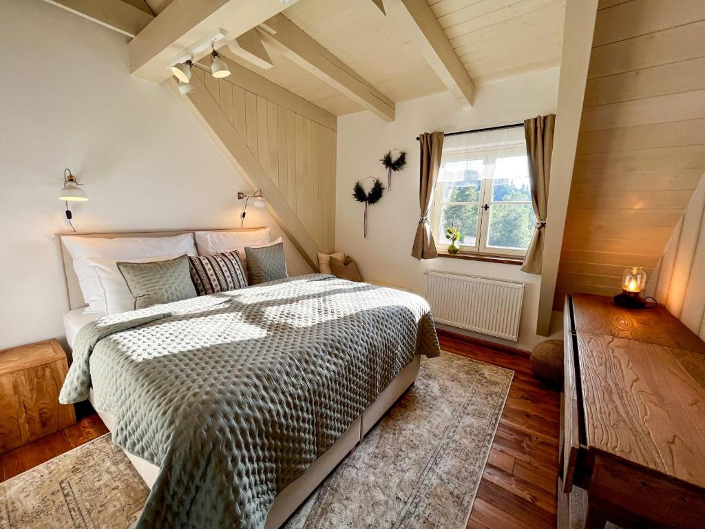 弗雷斯塔帕若德霍斯特Apartmány v Beskydech的一间卧室设有一张大床和一个窗户。