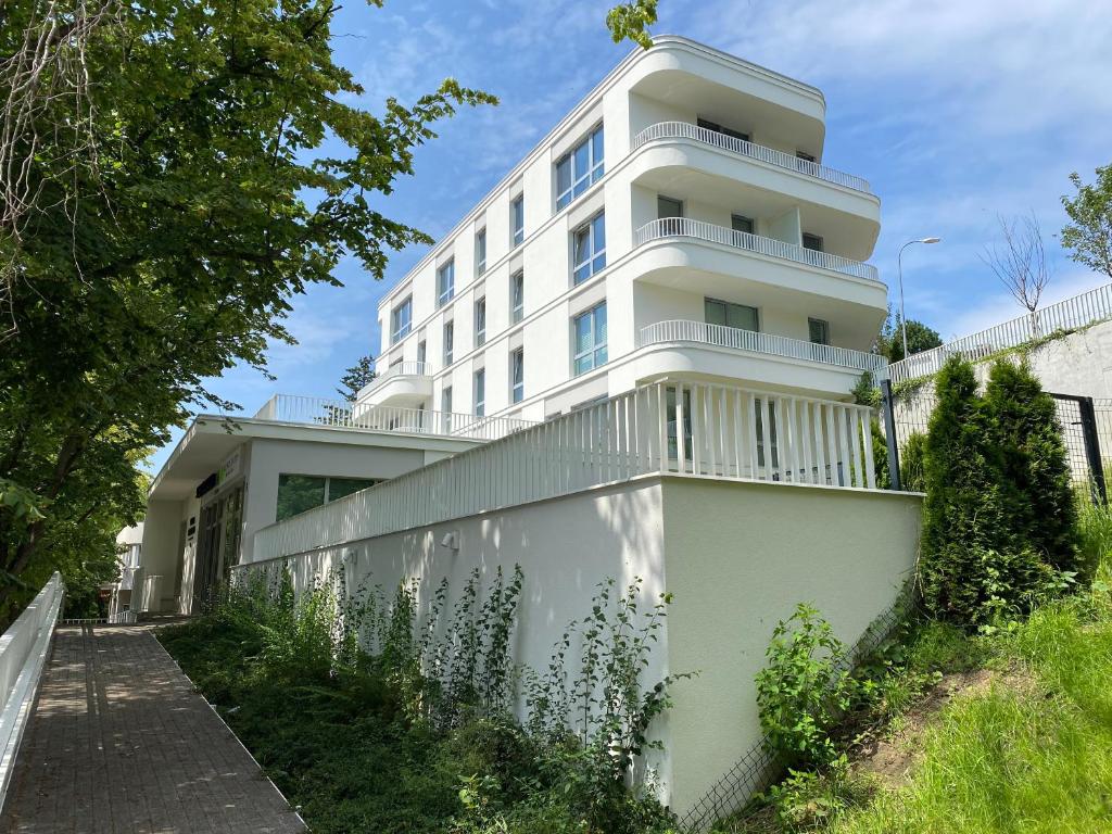 格丁尼亚Apartament przy plaży Willa Redłowo的前面有栅栏的白色建筑