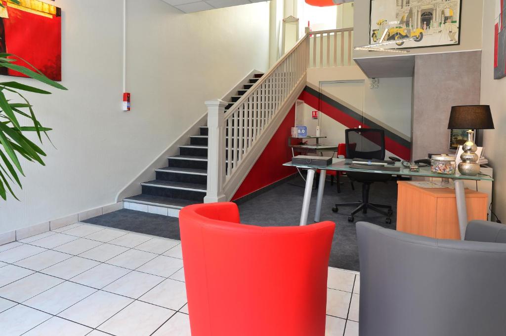 塔布克洛伊克斯布兰奇酒店的一个带楼梯和红色椅子的办公室