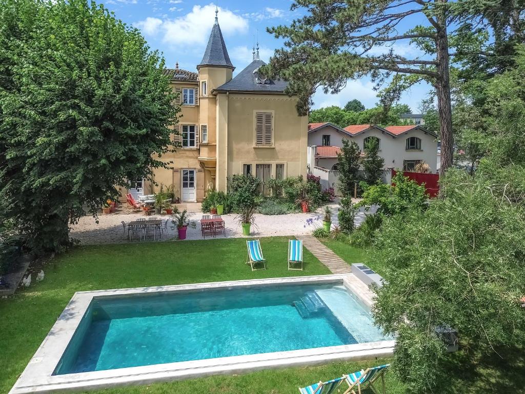 塔桑拉德米吕讷Aux Tourelles 1888 - tres proche Lyon的享有带游泳池的房屋的空中景致