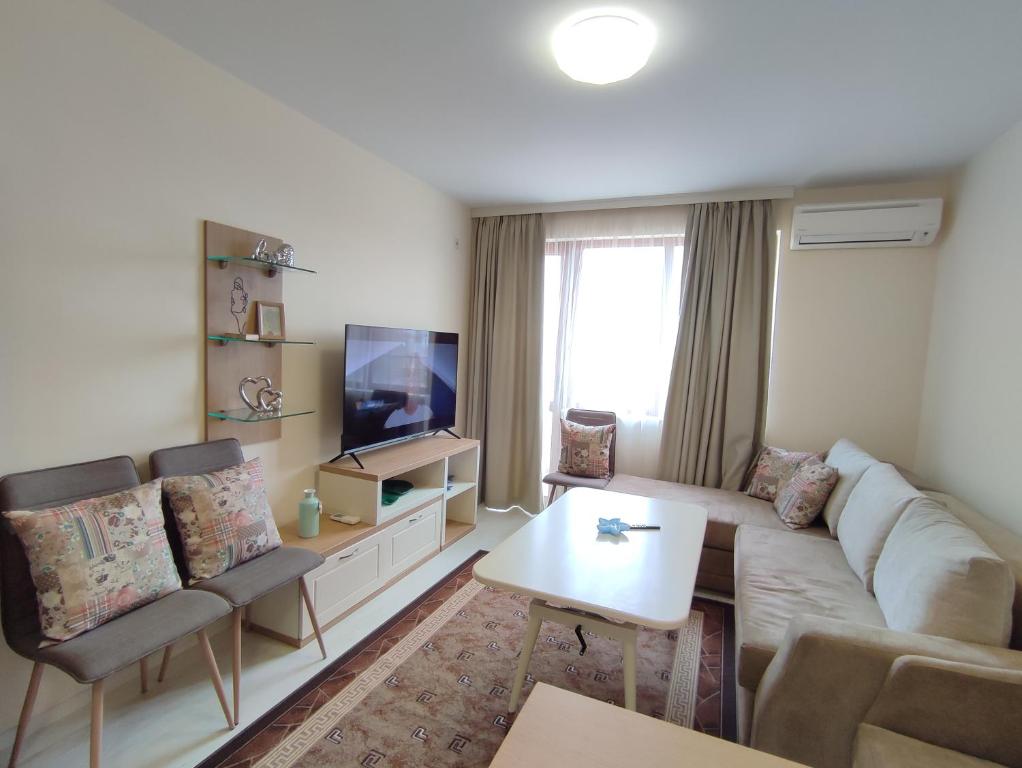 布尔加斯Кай Apartment's Sarafovo的带沙发和电视的客厅