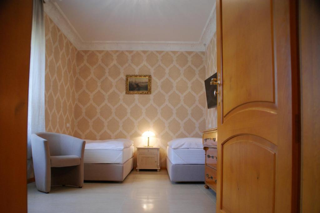SzarocinVilla la Val, Karkonosze的一间卧室配有一张床、一把椅子和一盏灯