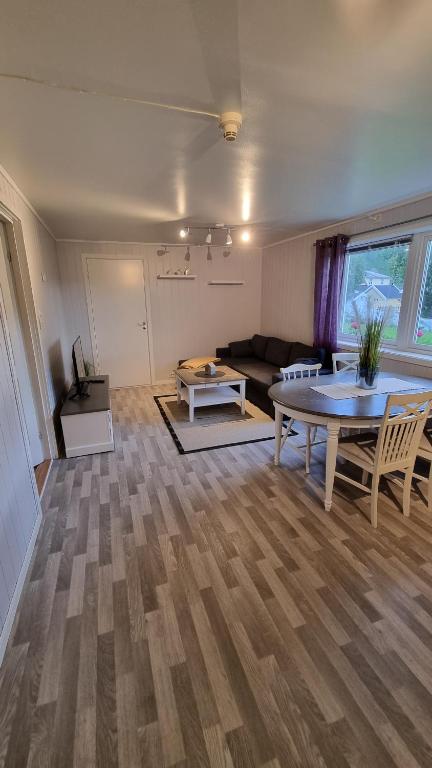 巴尔斯塔Lofoten Overnatting - Ballstad的客厅配有桌子和沙发