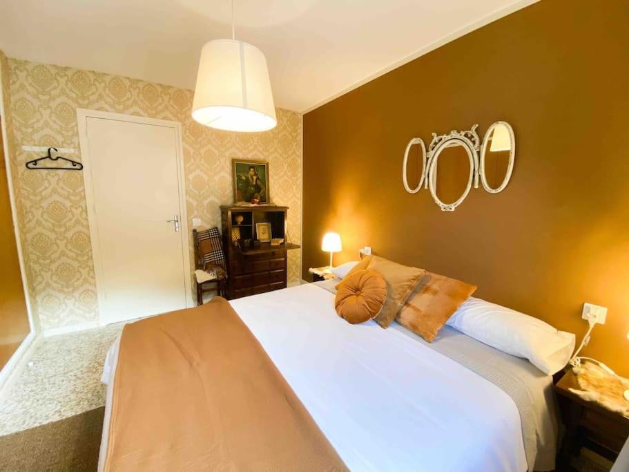 恩坎普Casa Andorrana - ¡A Pie de todo!的卧室配有一张带枕头的大型白色床。