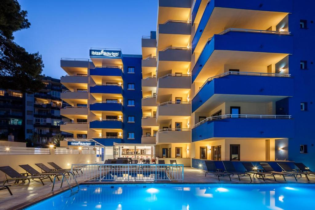 普拉亚登博萨Ibiza Heaven Apartments的大楼前设有游泳池的酒店