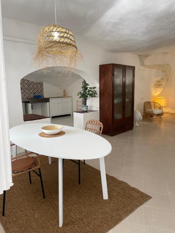佩斯基奇Gargá的客厅配有白色的桌椅