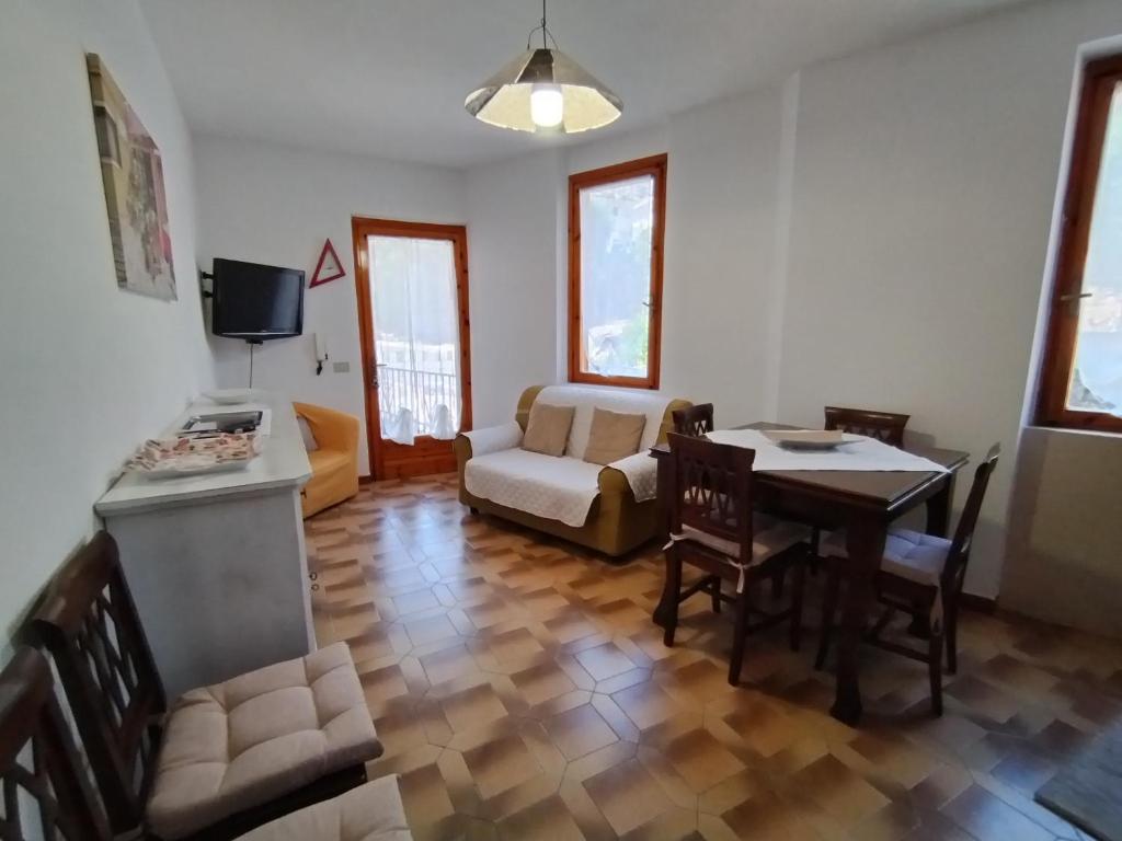 卡拉古诺内Casa Crara的客厅配有桌子和沙发