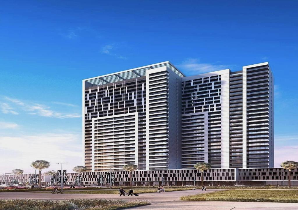 迪拜Athesa Apartments Downtown Dubai Business Bay的一座高大的建筑,旁边有很多窗户