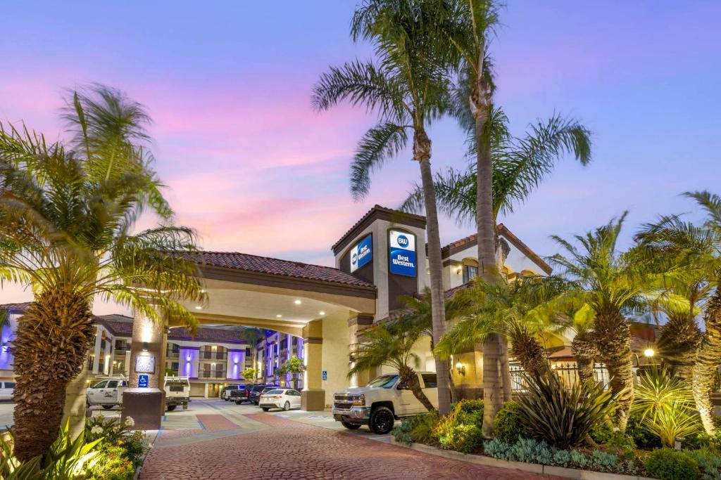 雷东多海滩Best Western Redondo Beach Galleria Inn Hotel - Beach City LA的停车场内棕榈树的酒店