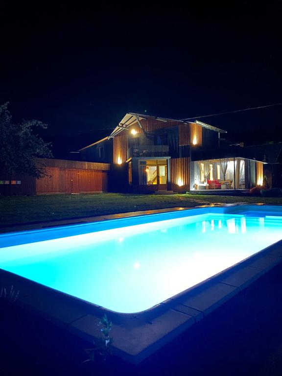 米戈韦MiShelter的夜间在房子前面的游泳池