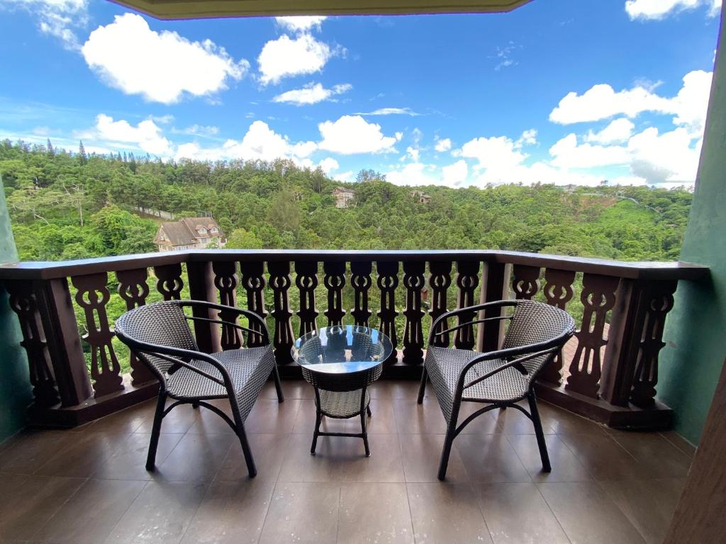 大雅台Crosswinds Nature View Suite的美景阳台,配有椅子和玻璃桌