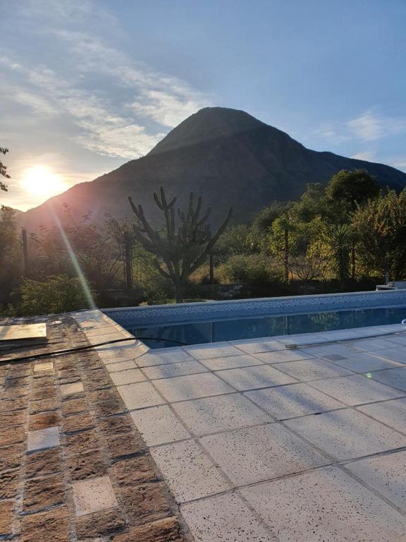 拉里奥哈Cabaña Mis Montañas的一座山地游泳池